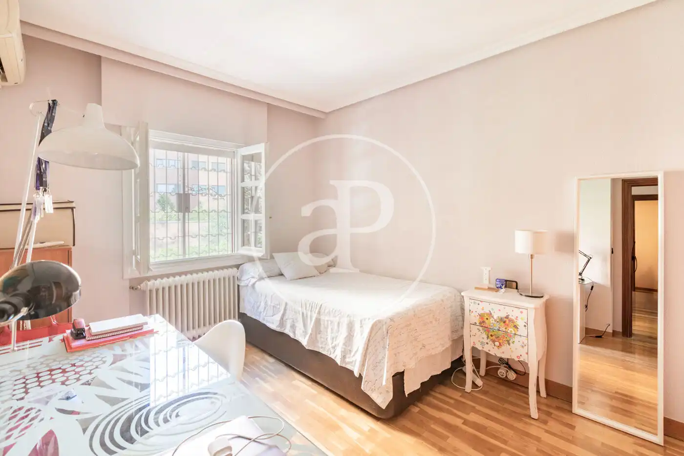 Habitación de Casa adosada en venta en Madrid con Aire acondicionado, Calefacción y Jardín privado