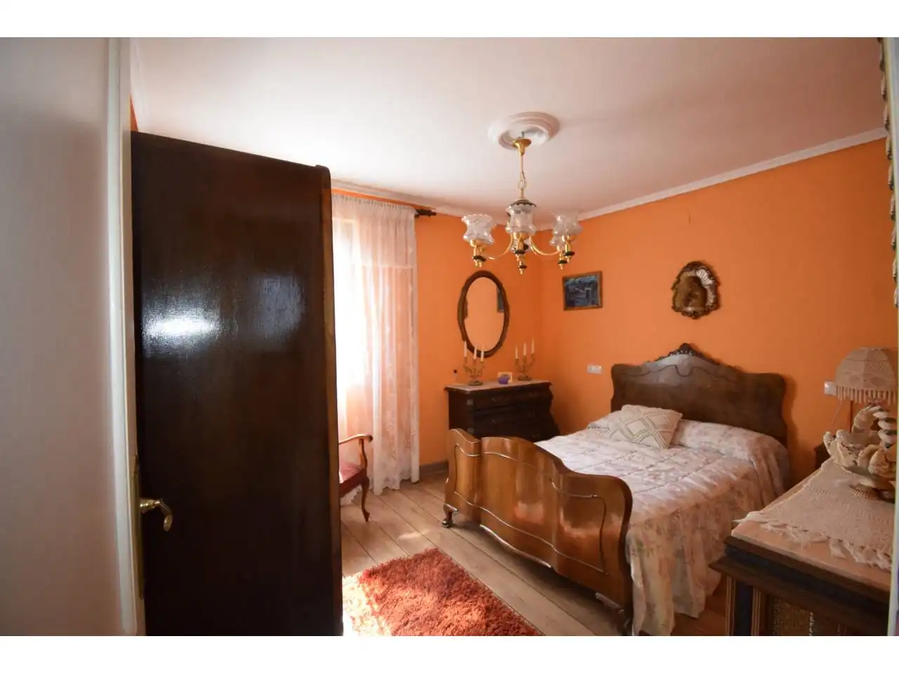Dormitori de Casa o xalet en venda en León Capital  amb Calefacció, Jardí privat i Parquet