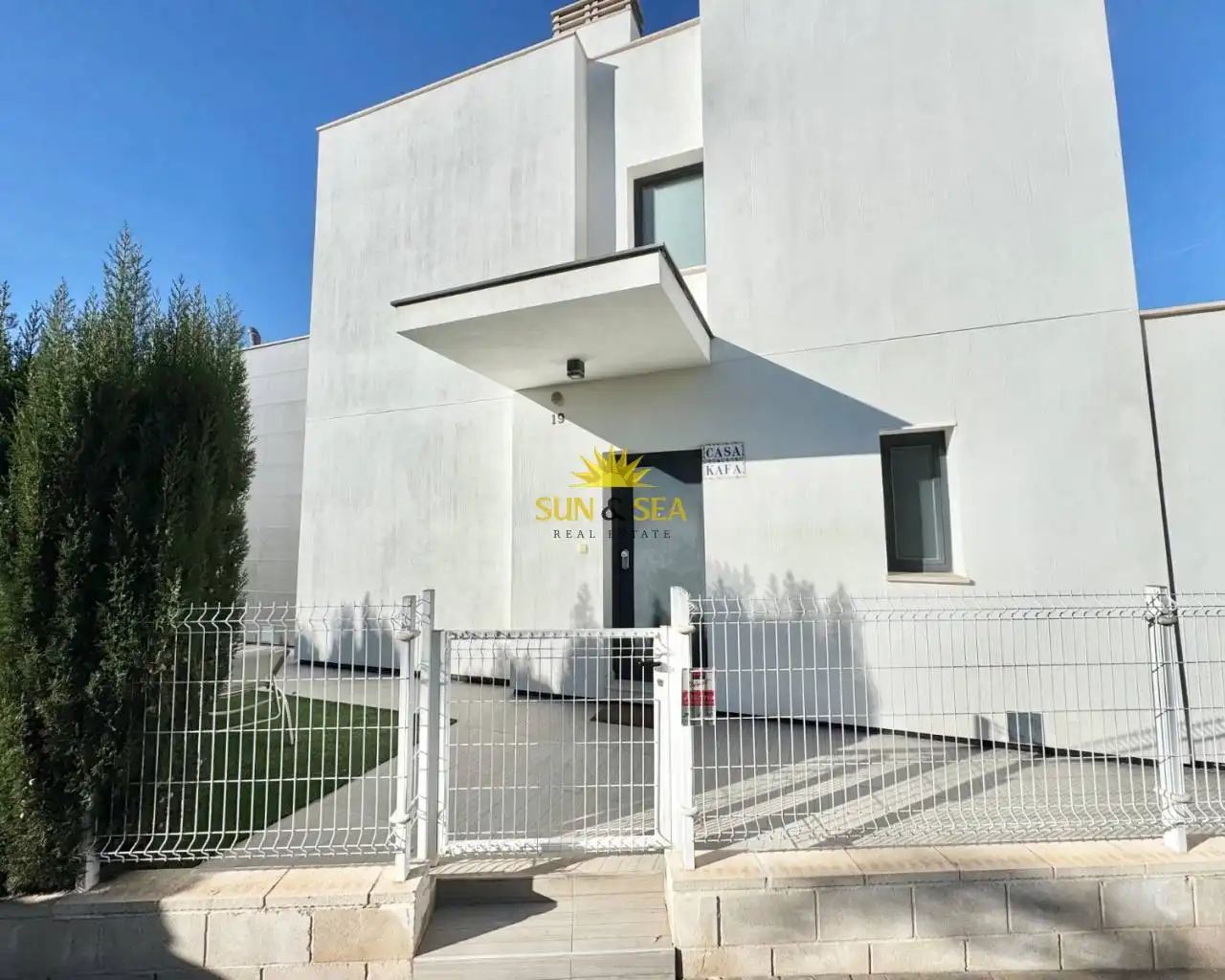 Vista exterior de Casa o xalet de lloguer en Torrevieja amb Aire condicionat, Calefacció i Jardí privat