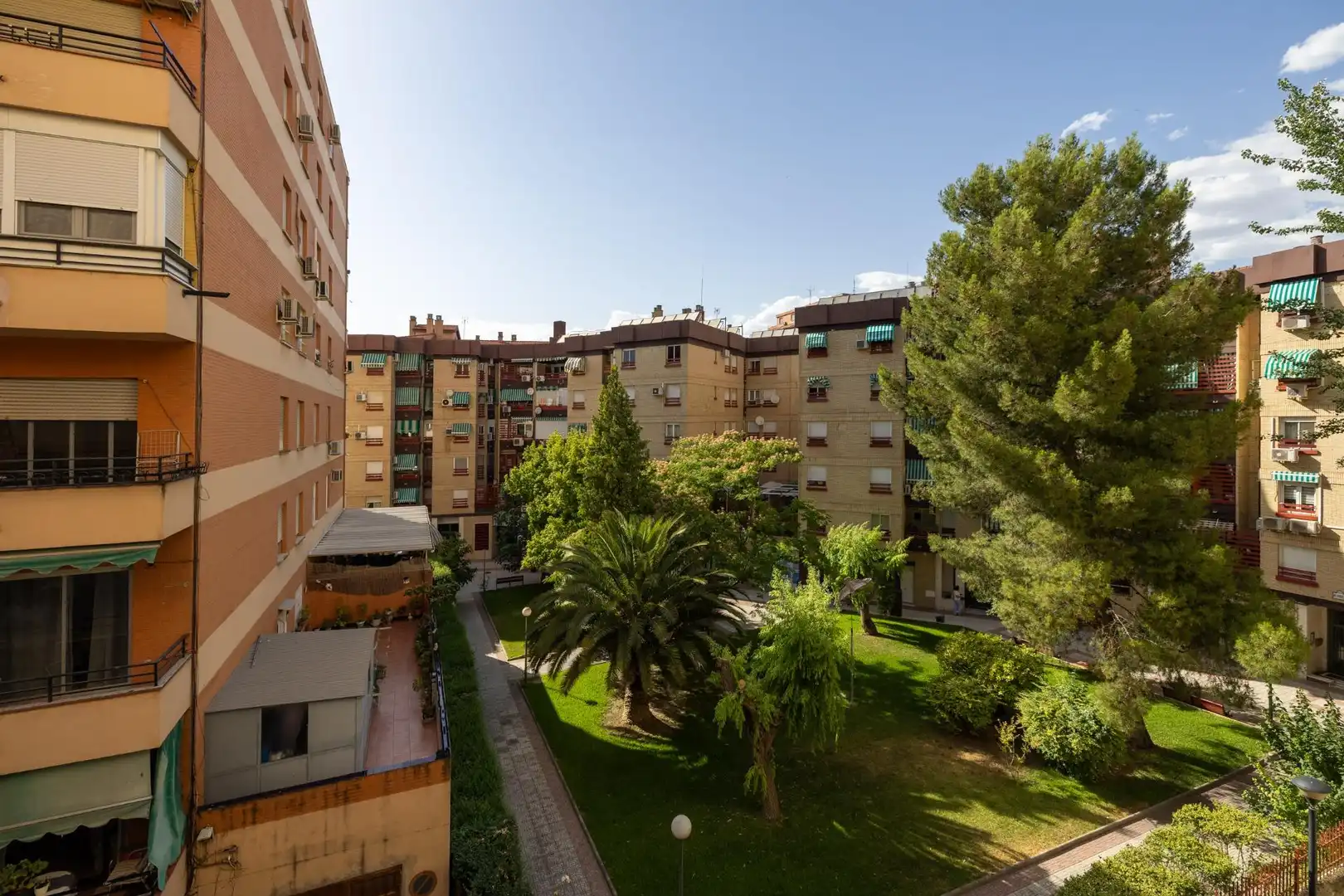 Vista exterior de Pis en venda en Granada amb Terrassa