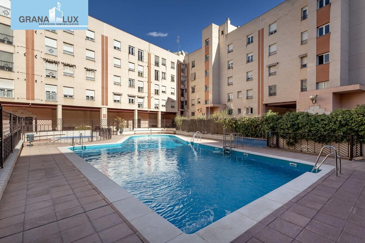 Swimming pool of Flat for sale in  Granada Capital  with Air Conditioner, Heating and Private garden