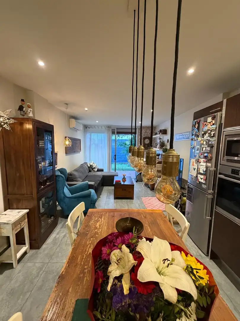 Sala d'estar de Casa o xalet en venda en Cornellà de Llobregat amb Aire condicionat, Calefacció i Terrassa