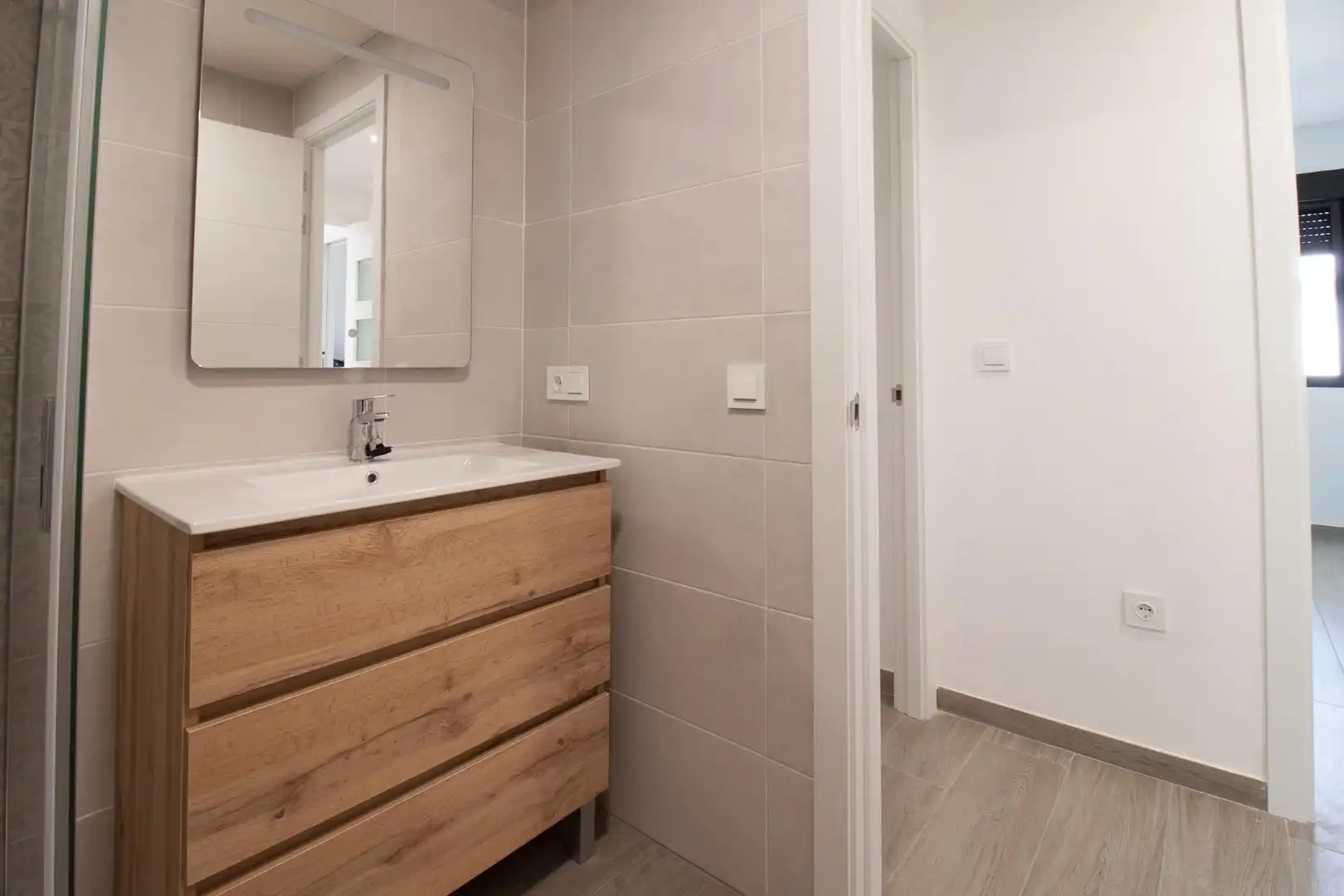 Baño de Piso de alquiler en La Rinconada con Aire acondicionado, Jardín privado y Terraza