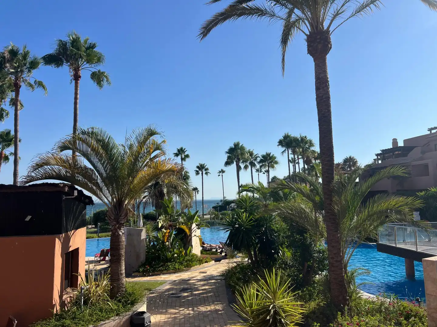 Schwimmbecken von Wohnung zum Verkauf in Estepona mit Klimaanlage, Privatgarten und Terrasse