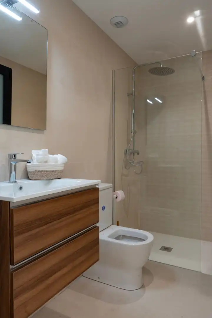 Baño de Apartamento en venta en Marbella con Terraza, Amueblado y Balcón