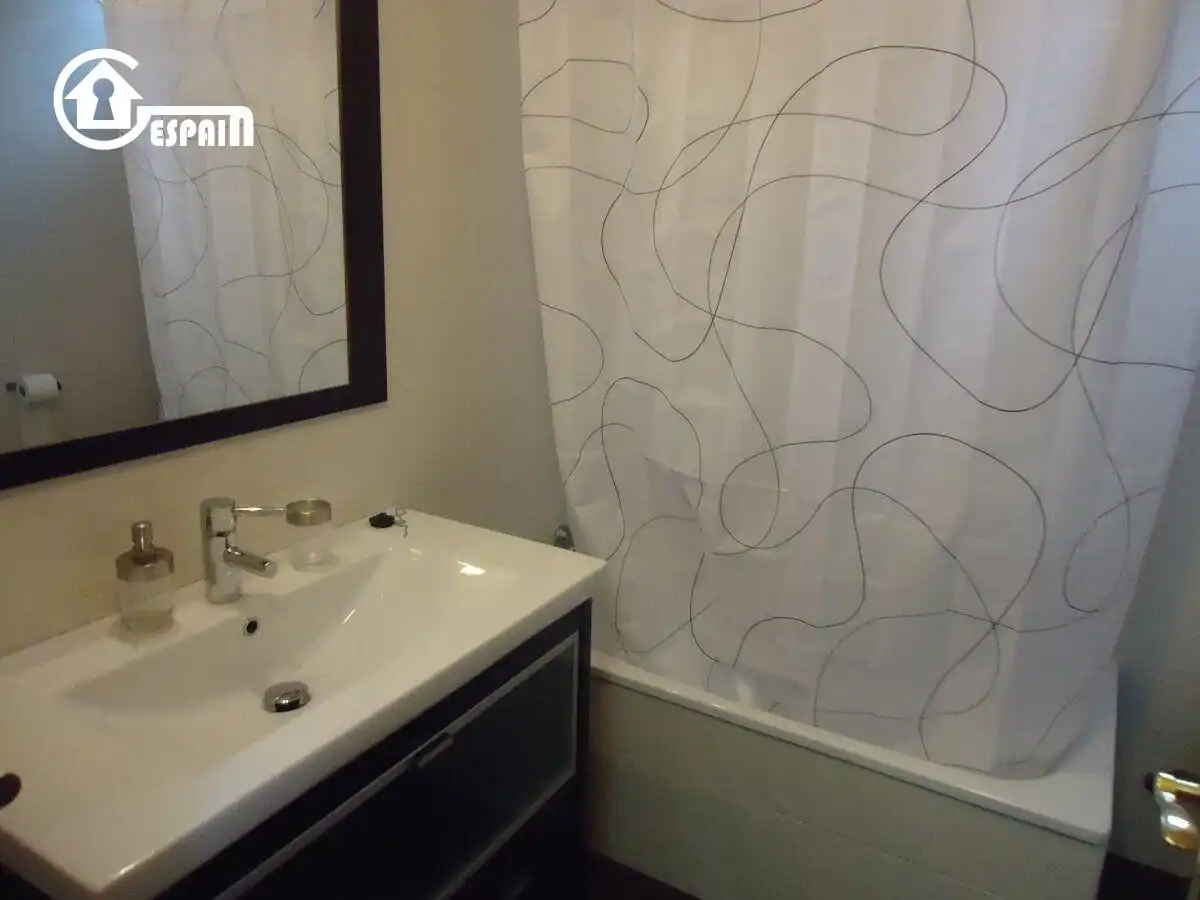 Bathroom of Flat for sale in Madrid  with Air Conditioner, Heating and Storage room