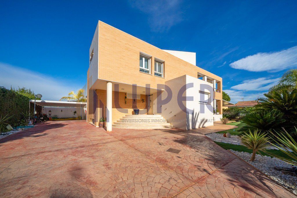 Exterior view of House or chalet for sale in San Vicente del Raspeig / Sant Vicent del Raspeig  with Air Conditioner, Parquet flooring and Terrace