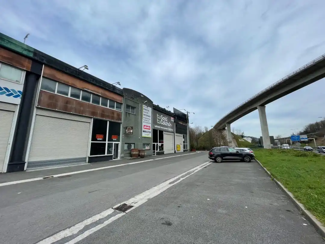 Außenansicht von Fabrikhallen zum Verkauf in Villabona