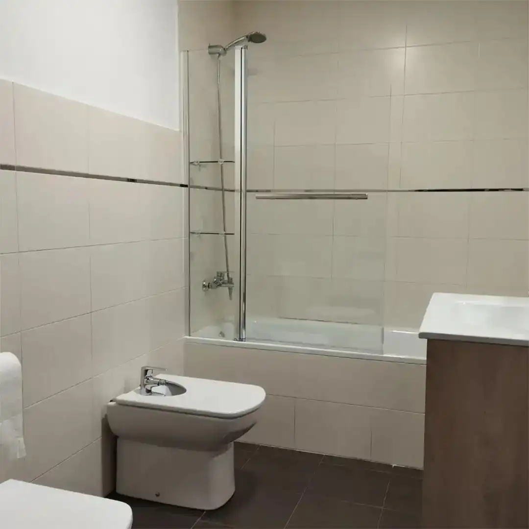 Badezimmer von Wohnung zur Miete in Burela mit Parkett, Möbliert und Ofen
