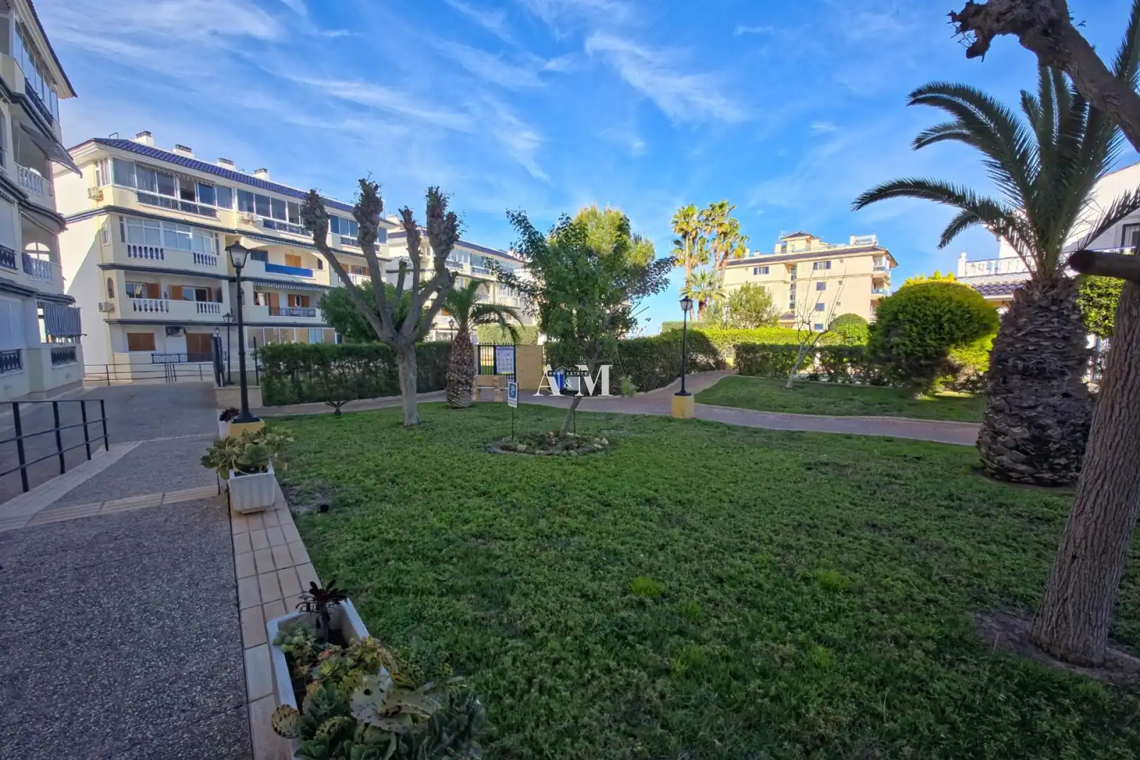 Jardí de Pis de lloguer en Torrevieja amb Terrassa, Piscina i Rentadora