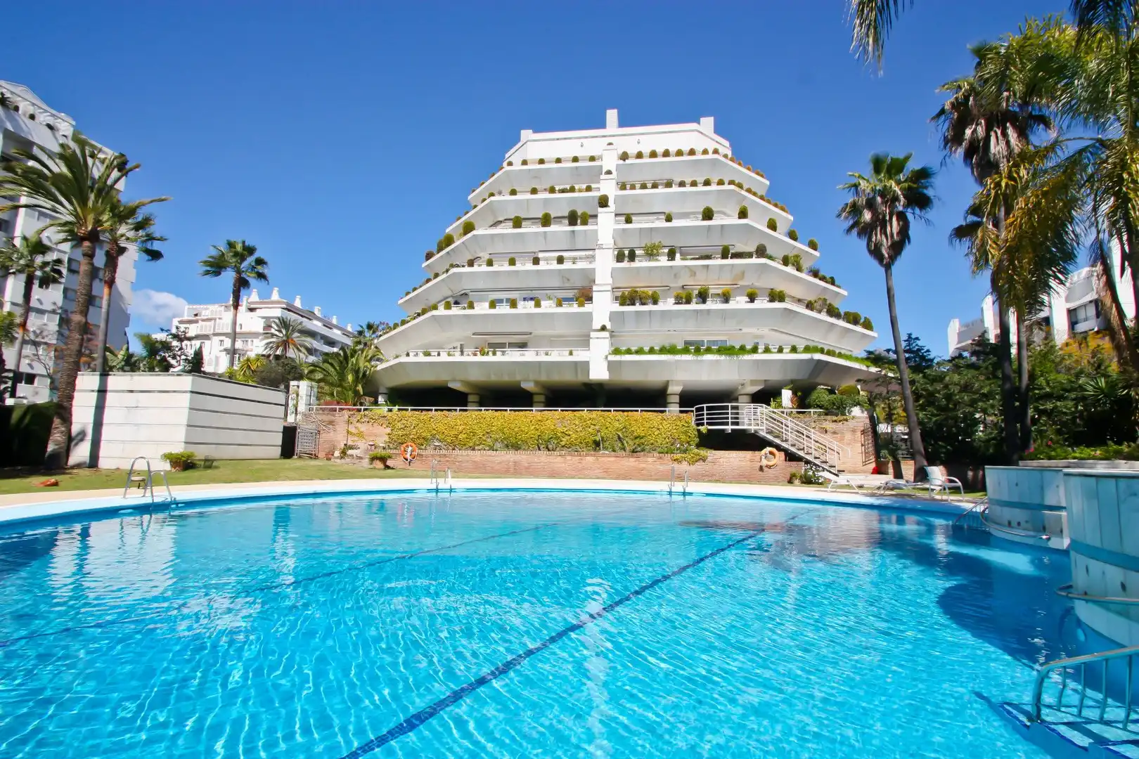 Vista exterior de Apartament en venda en Marbella amb Aire condicionat, Terrassa i Piscina