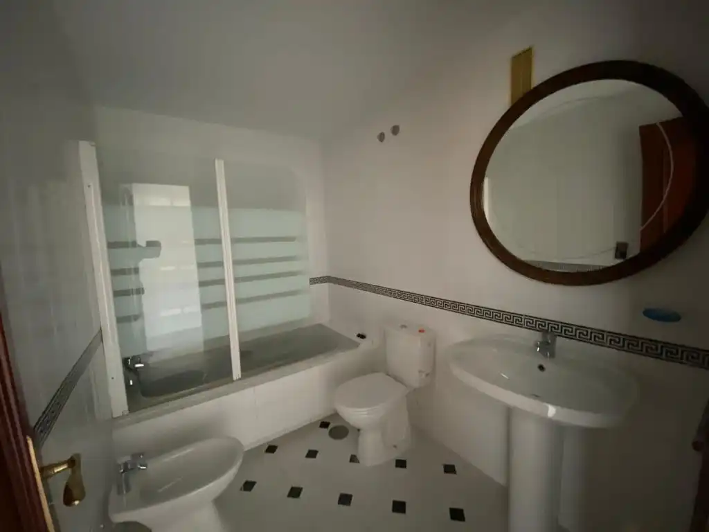 Bathroom of Flat for rent in Granada  with Heating, Private garden and Community pool