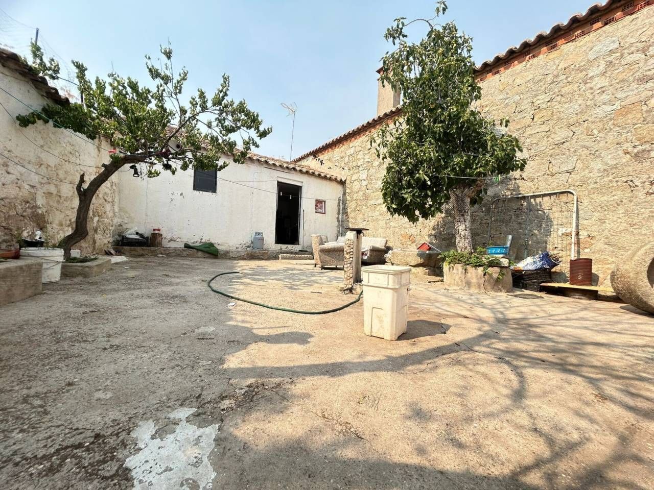 Vista exterior de Casa o xalet en venda en Las Ventas Con Peña Aguilera amb Jardí privat