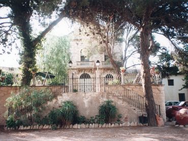 Casa rústica con balcón en venta en Novelda