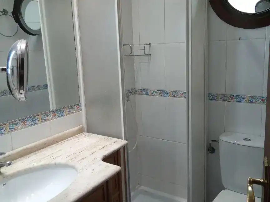 Baño de Piso de alquiler en Nigrán con Jardín privado, Parquet y Amueblado