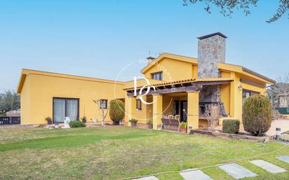 Vista exterior de Casa o xalet en venda en Banyeres del Penedès amb Calefacció, Jardí privat i Terrassa