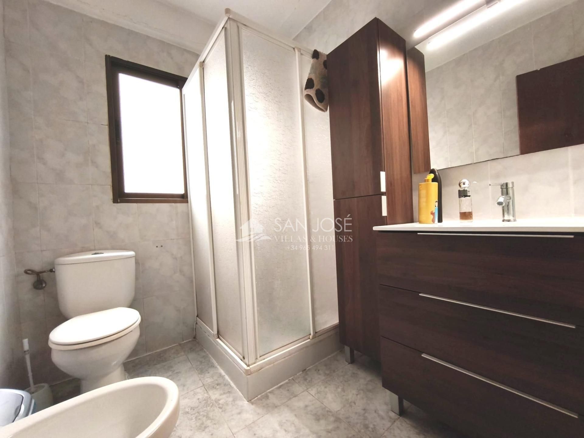 Bany de Pis en venda en Aspe amb Moblat i Balcó