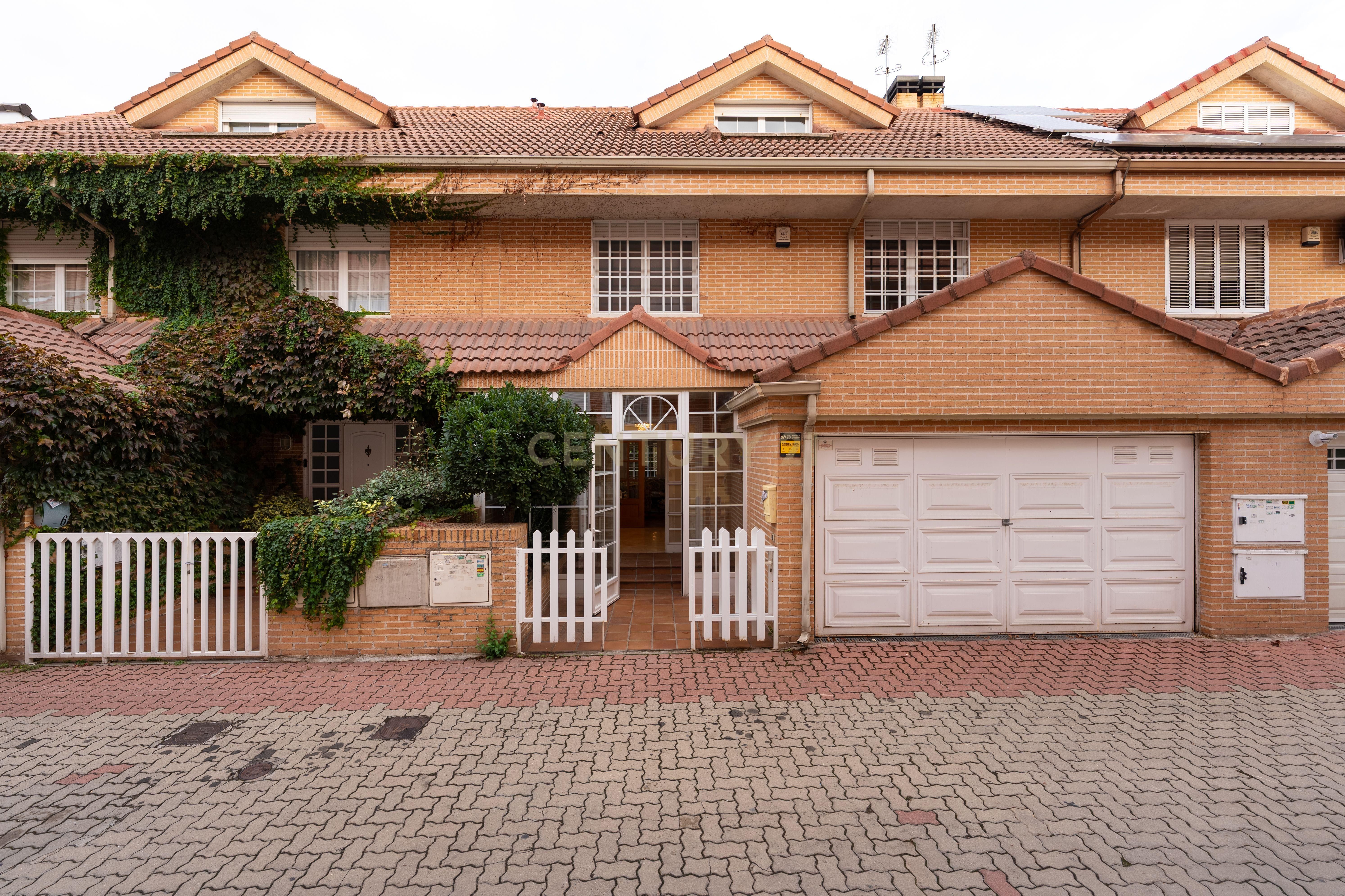 Vista exterior de Casa adosada de lloguer en  Madrid Capital amb Jardí privat, Traster i Forn