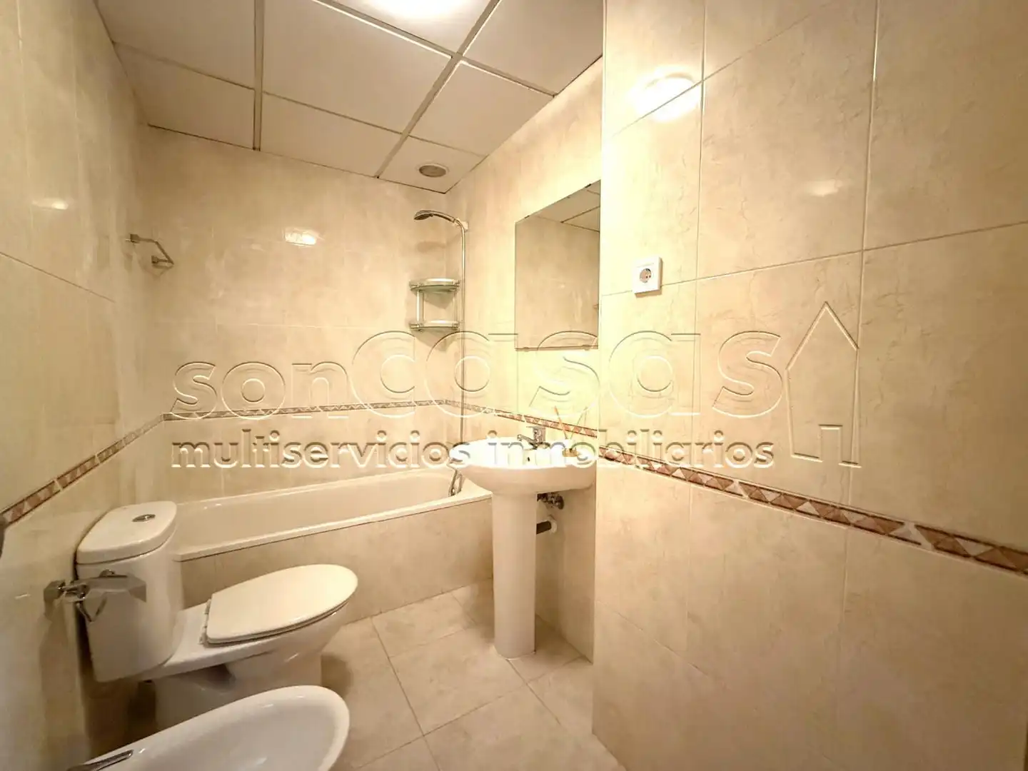 Baño de Apartamento en venta en Madrid con Aire acondicionado, Calefacción y Parquet