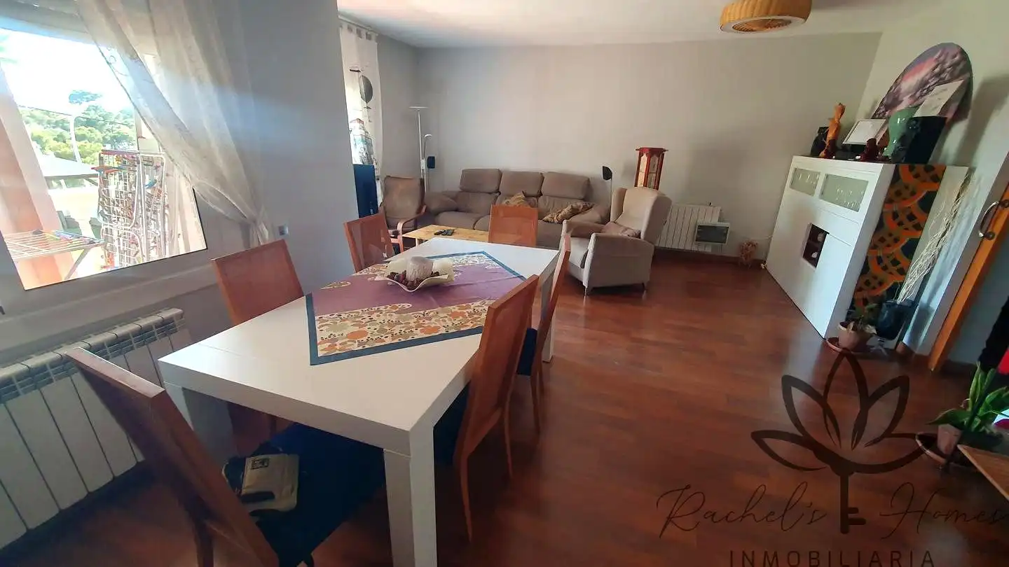 Wohnzimmer von Einfamilien-Reihenhaus zum Verkauf in Castelldefels mit Klimaanlage, Heizung und Privatgarten