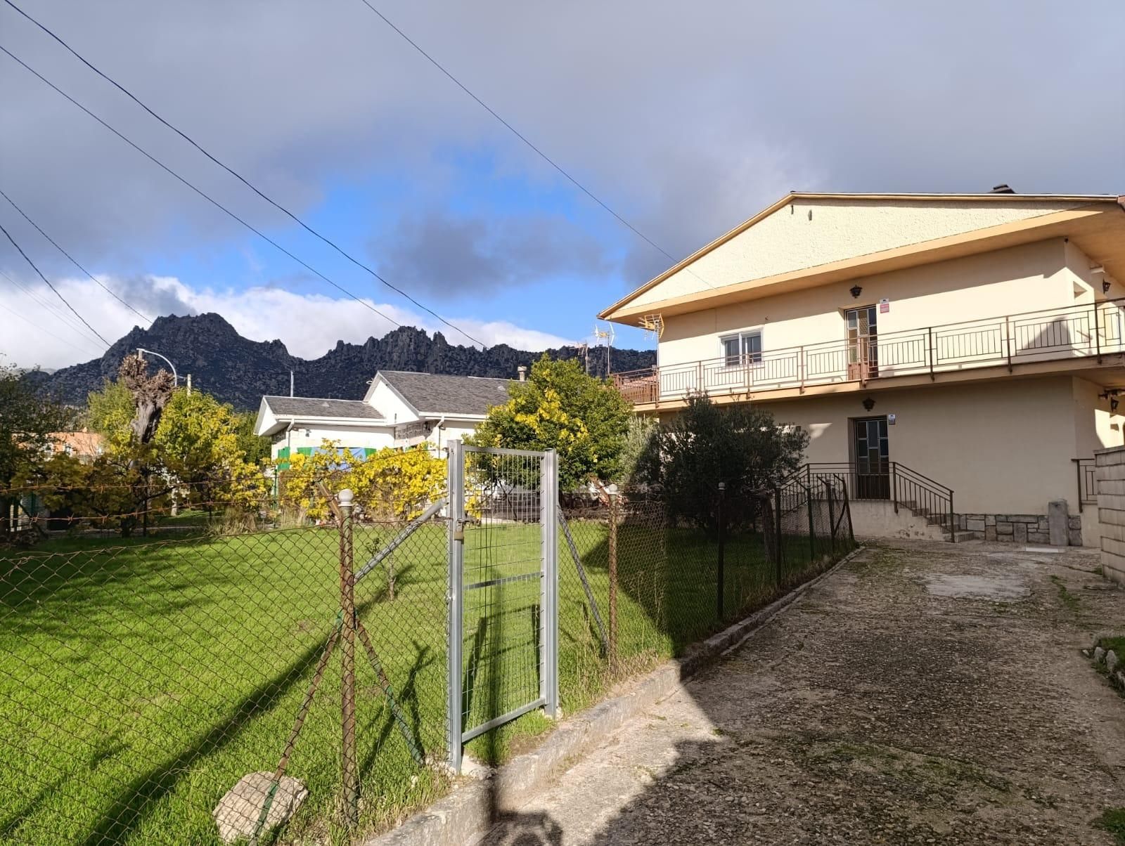 Exterior view of House or chalet for sale in La Cabrera  with Heating, Private garden and Terrace