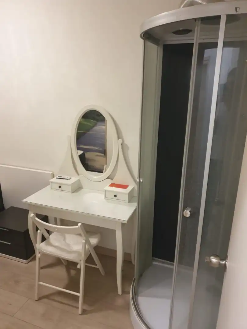Dormitori de Apartament per a compartir en Barcelona amb Aire condicionat, Calefacció i Moblat