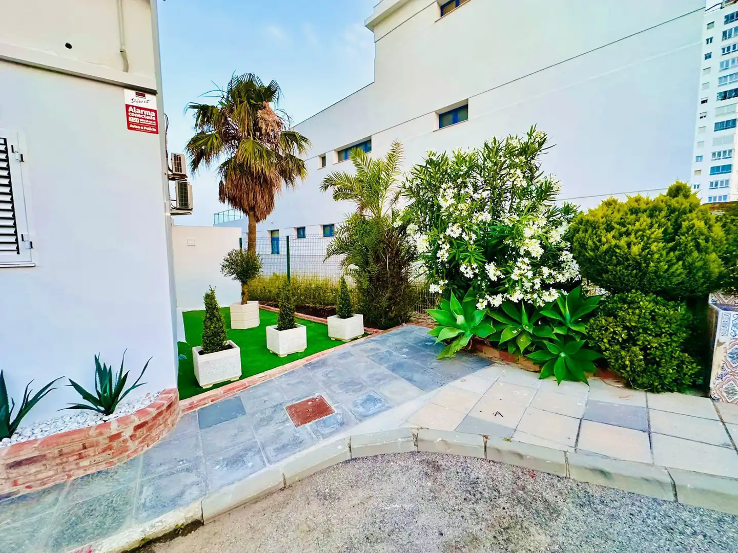 Terrasse von Erdgeschoss zum Verkauf in Sotogrande mit Klimaanlage, Schwimmbad und Möbliert