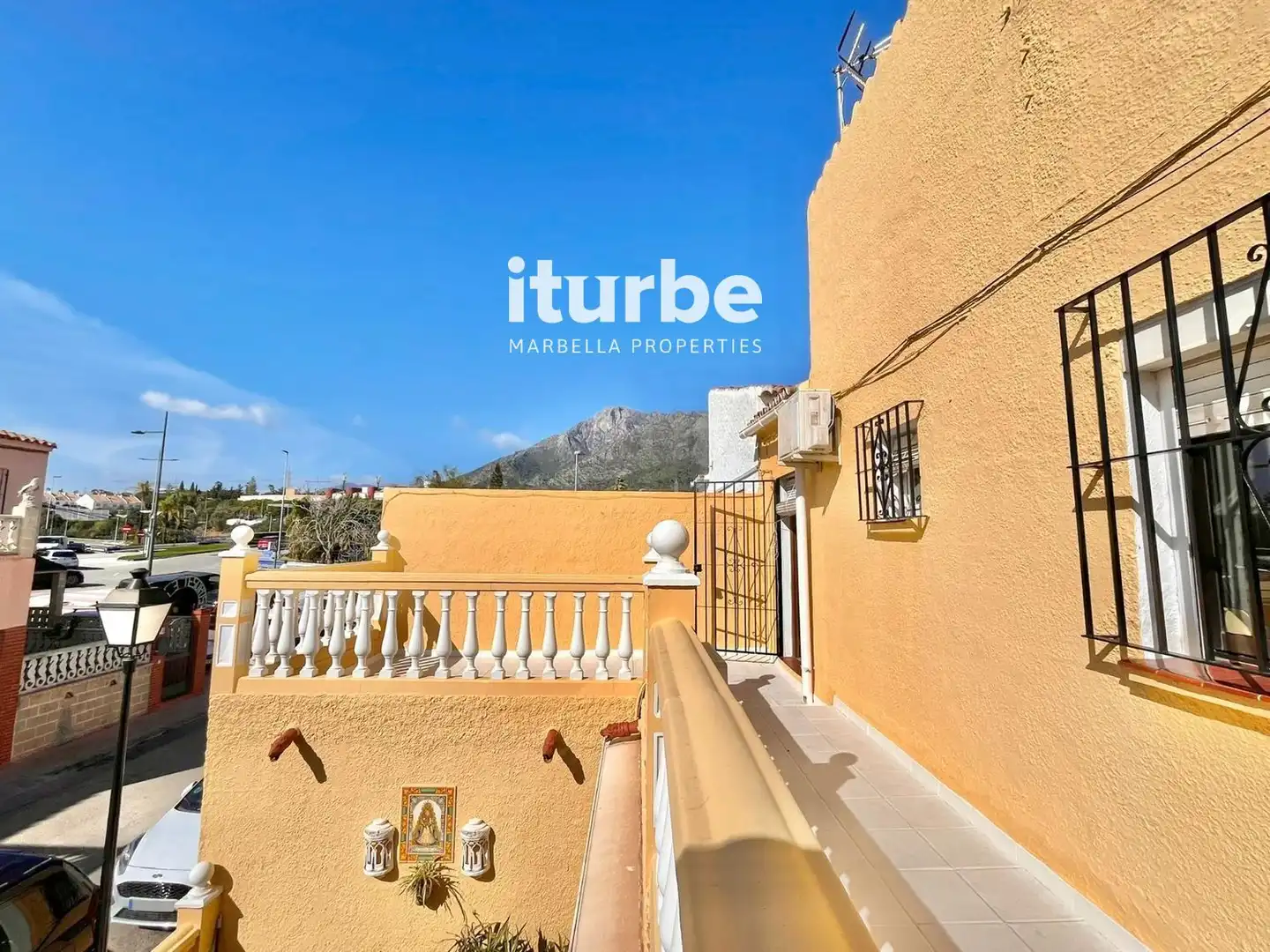 Vista exterior de Casa adosada en venta en Marbella con Aire acondicionado, Terraza y Horno