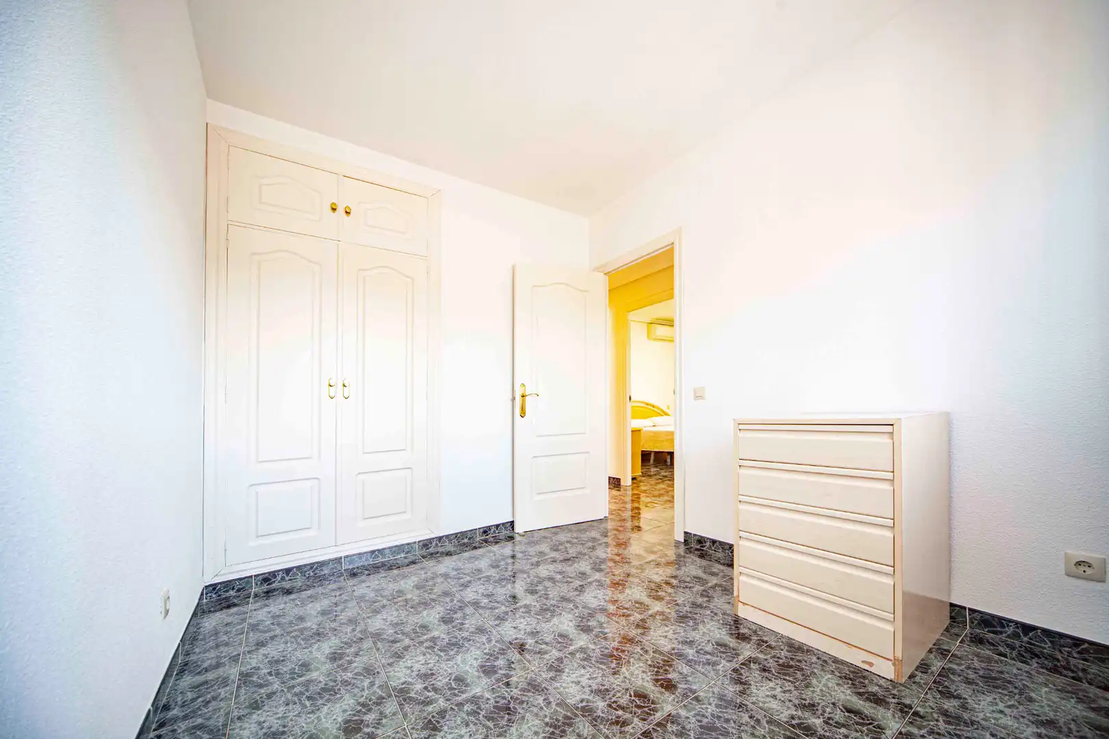 Dormitori de Casa o xalet en venda en Sevilla la Nueva amb Aire condicionat, Calefacció i Jardí privat