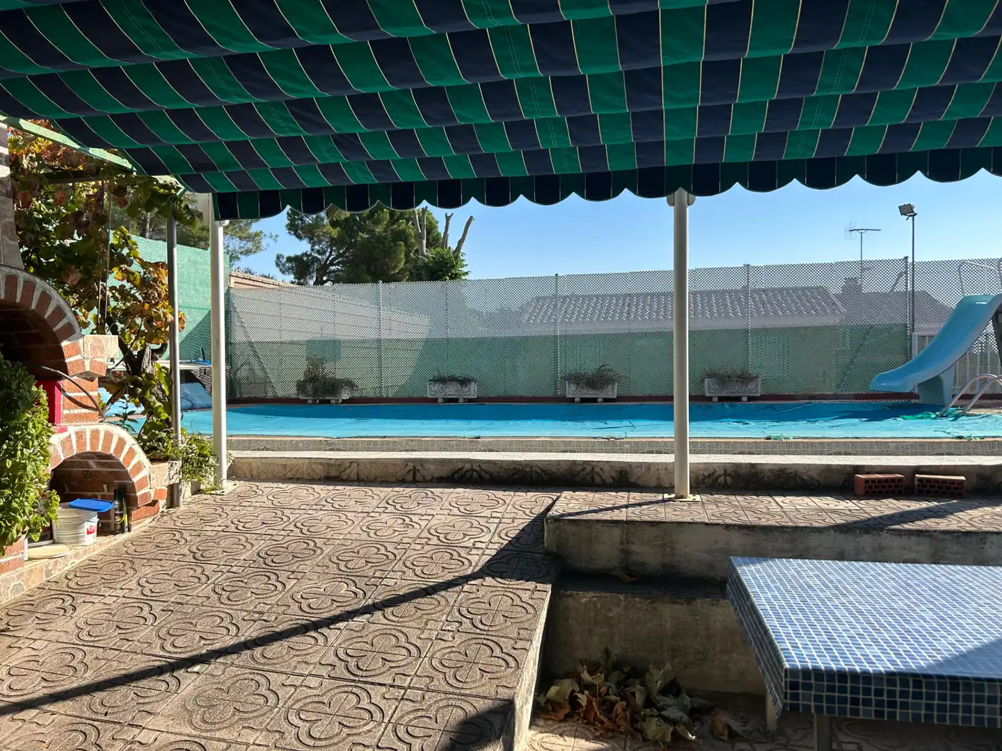 Schwimmbecken von Einfamilien-Reihenhaus zum Verkauf in Santa Cruz del Retamar mit Klimaanlage, Heizung und Privatgarten