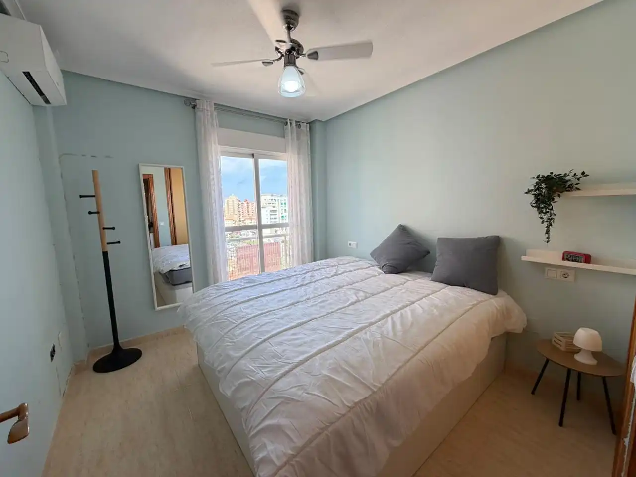 Habitación de Apartamento en venta en La Manga del Mar Menor con Aire acondicionado, Jardín privado y Terraza