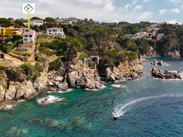 Villa con balcone in vendita a Montgoda