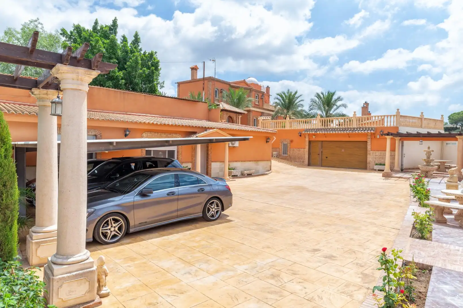 Vista exterior de Casa o xalet en venda en Elche / Elx amb Aire condicionat, Calefacció i Jardí privat