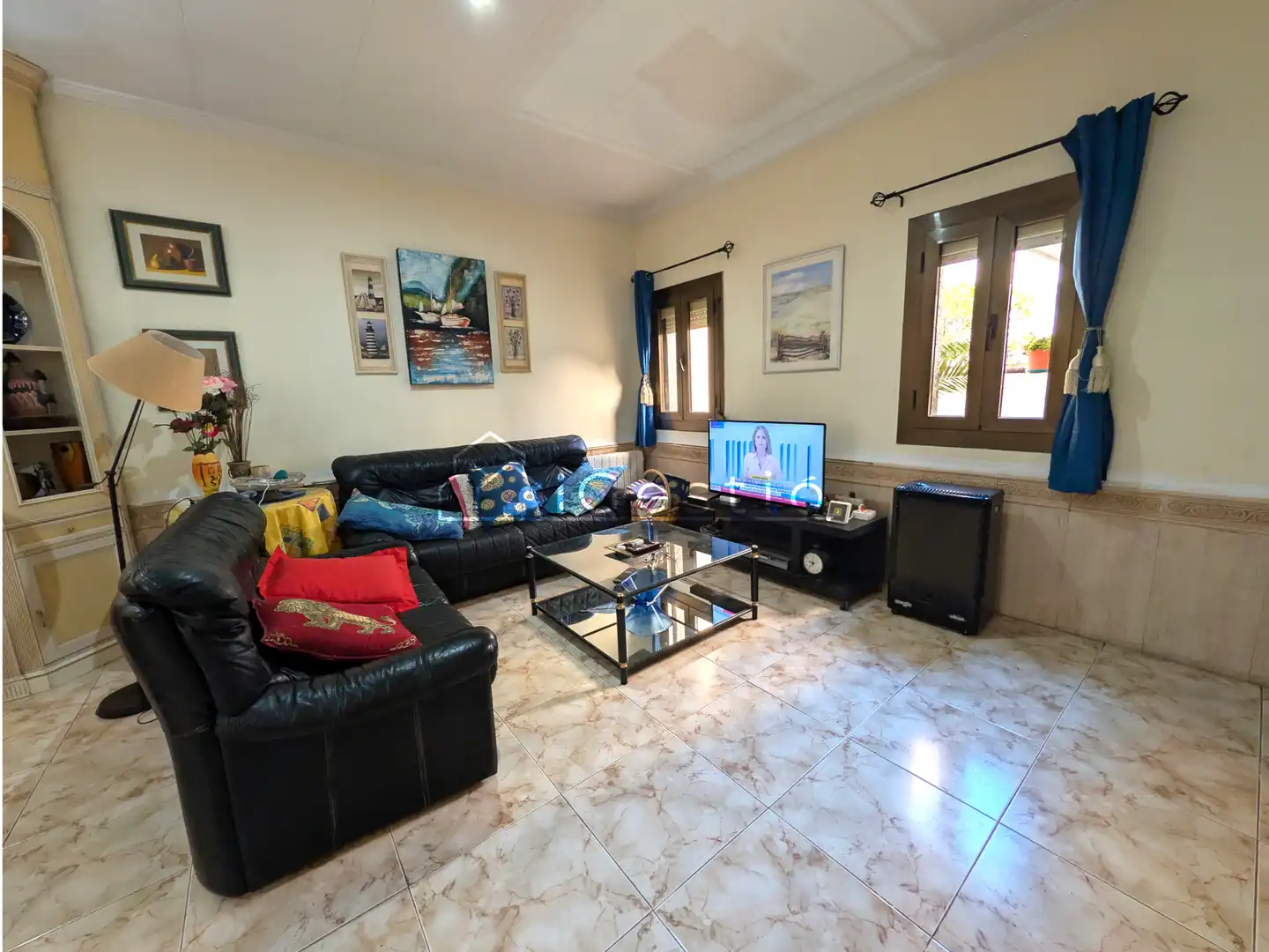 Sala d'estar de Casa adosada en venda en Santa Coloma de Gramenet amb Aire condicionat, Calefacció i Jardí privat