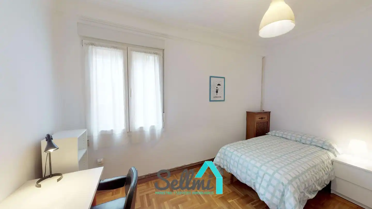 Bedroom of Flat for rent in Oviedo   with Heating, Parquet flooring and Furnished