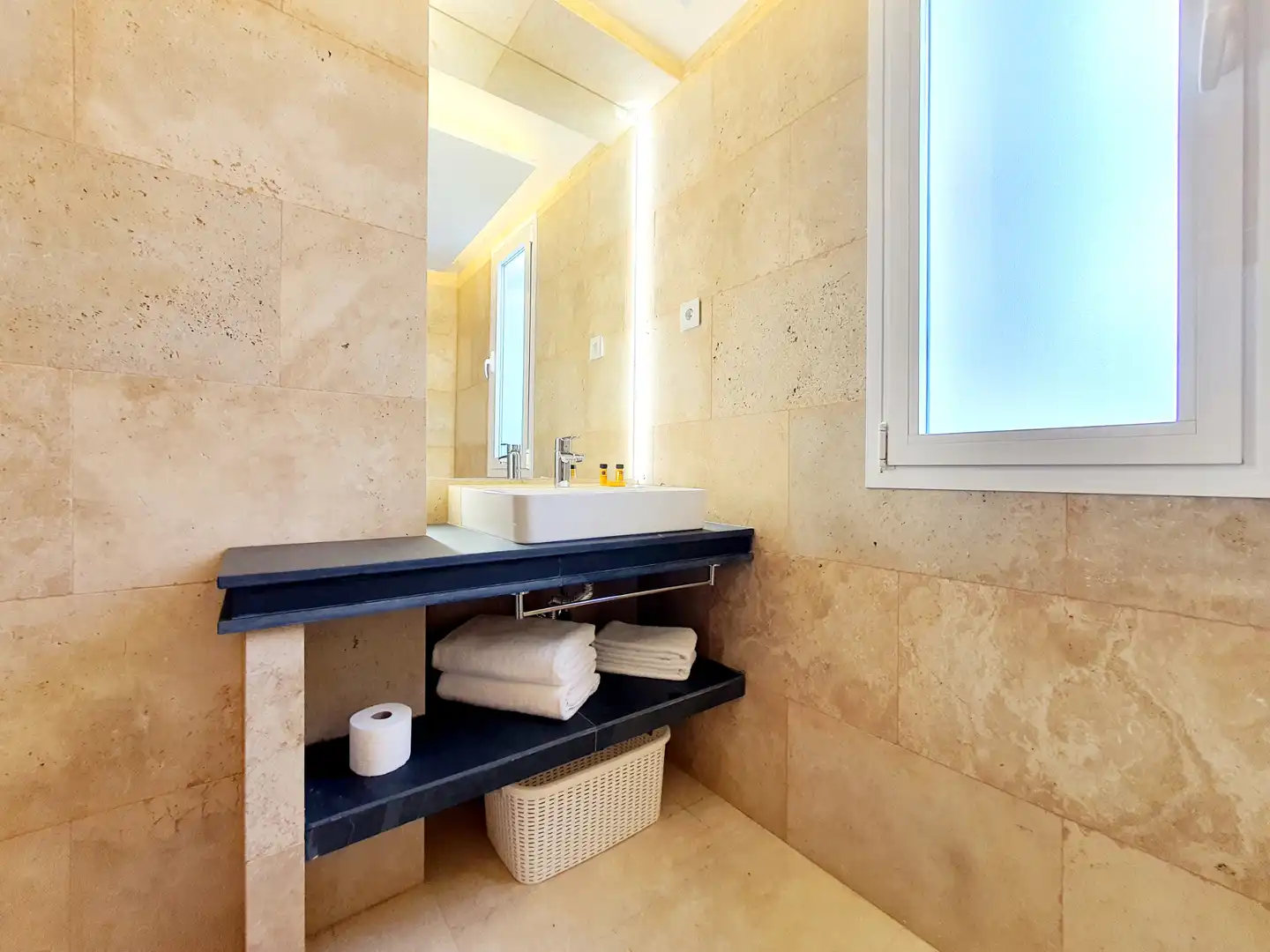Bathroom of Attic for rent in Madrid  with Air Conditioner, Heating and Private garden