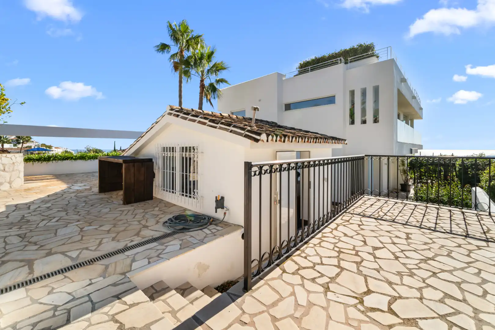Vista exterior de Casa o xalet en venda en Benalmádena amb Aire condicionat, Calefacció i Jardí privat