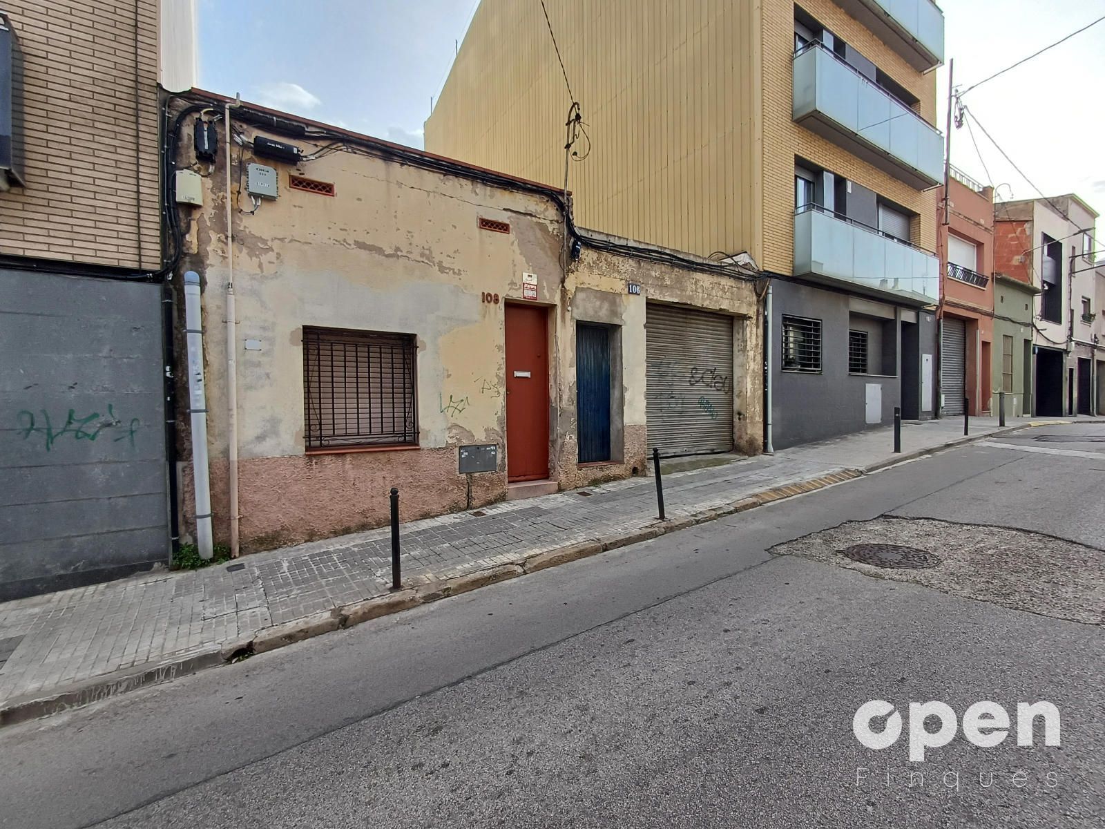 Vista exterior de Casa adosada en venda en Terrassa amb Terrassa