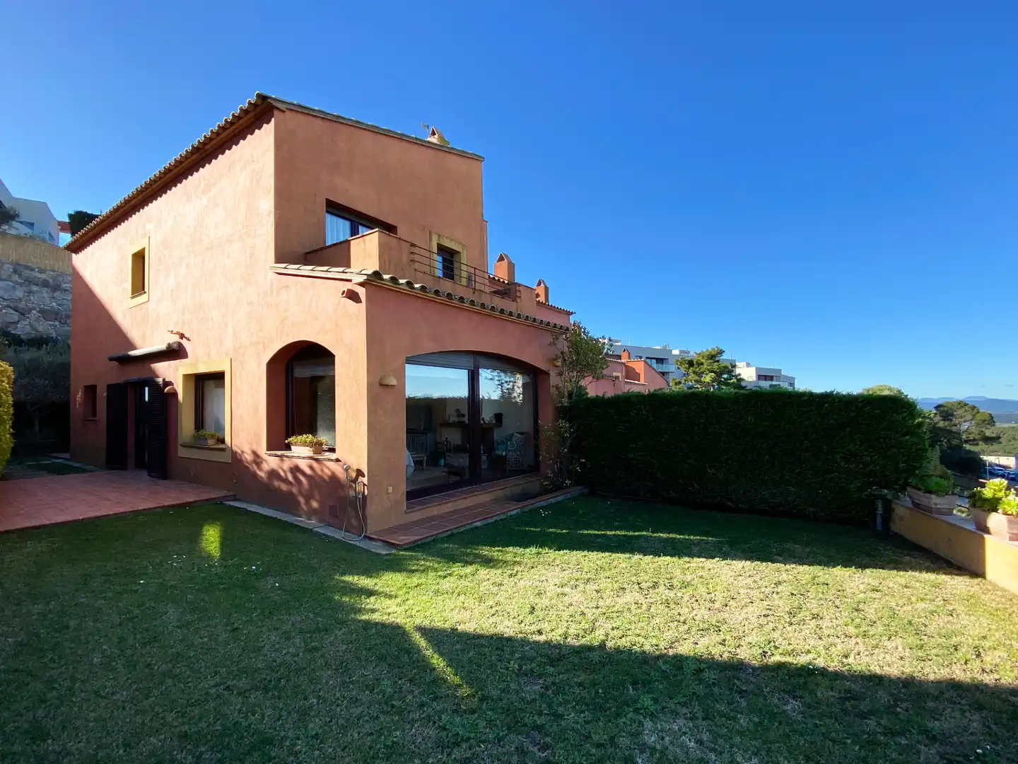 Terraced house with pool for sale in Begur pueblo