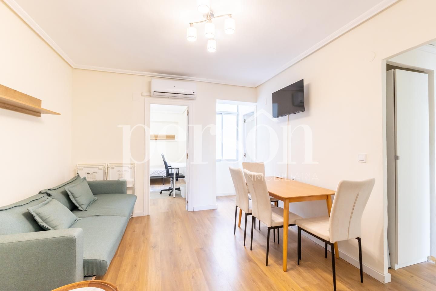Living room of Flat for sale in  Valencia Capital  with Parquet flooring, Furnished and Balcony