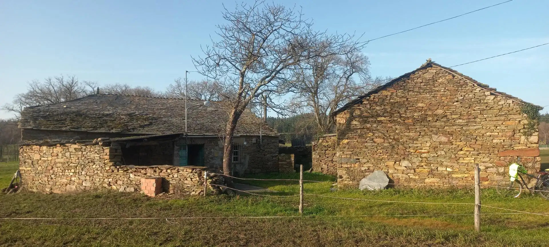 Vista exterior de Finca rústica en venda en Castro de Rei amb Jardí privat