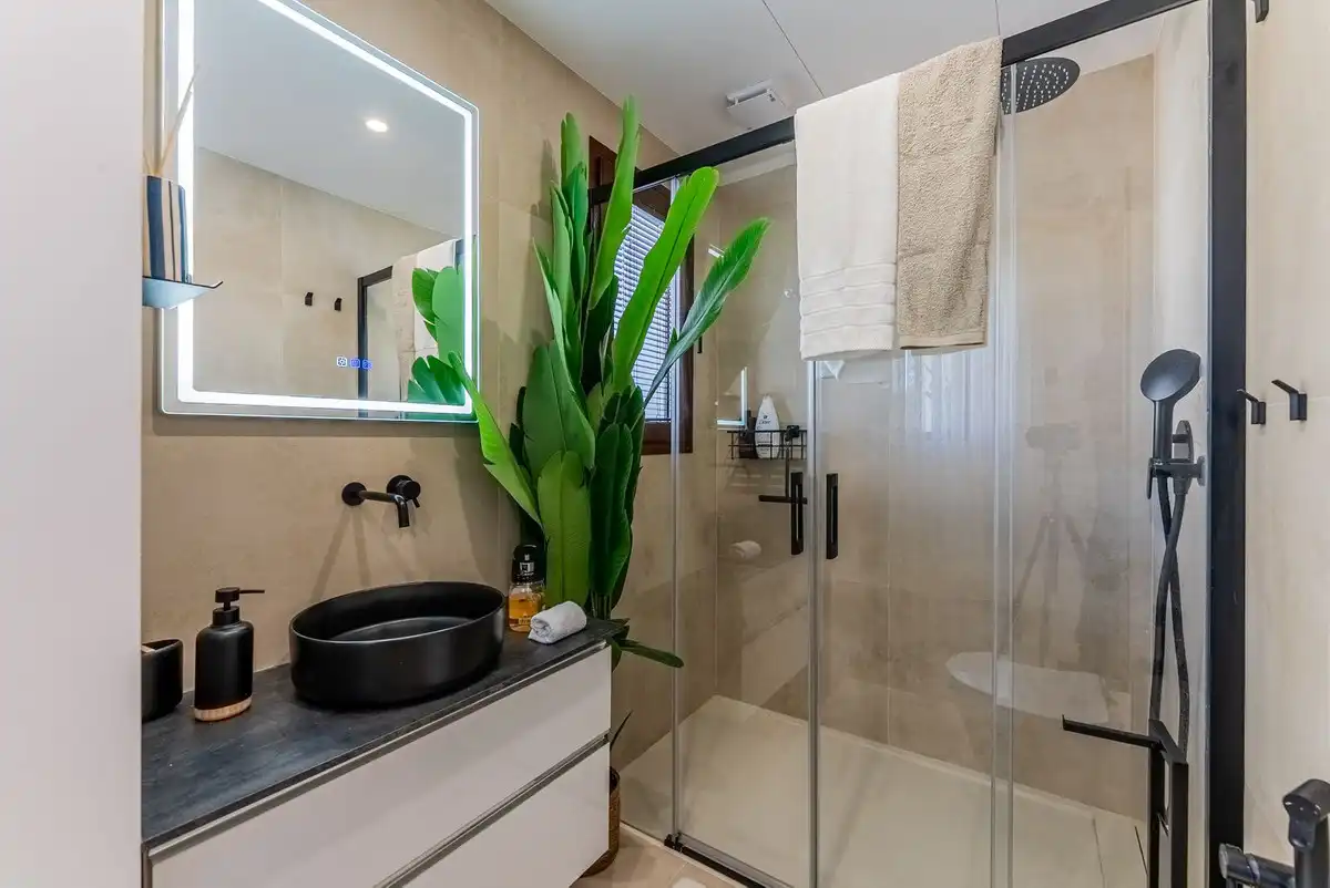 Badezimmer von Einfamilien-Reihenhaus zum Verkauf in Benahavís mit Klimaanlage, Privatgarten und Terrasse