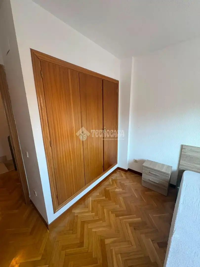 Dormitori de Casa adosada en venda en Valladolid amb Calefacció i Parquet