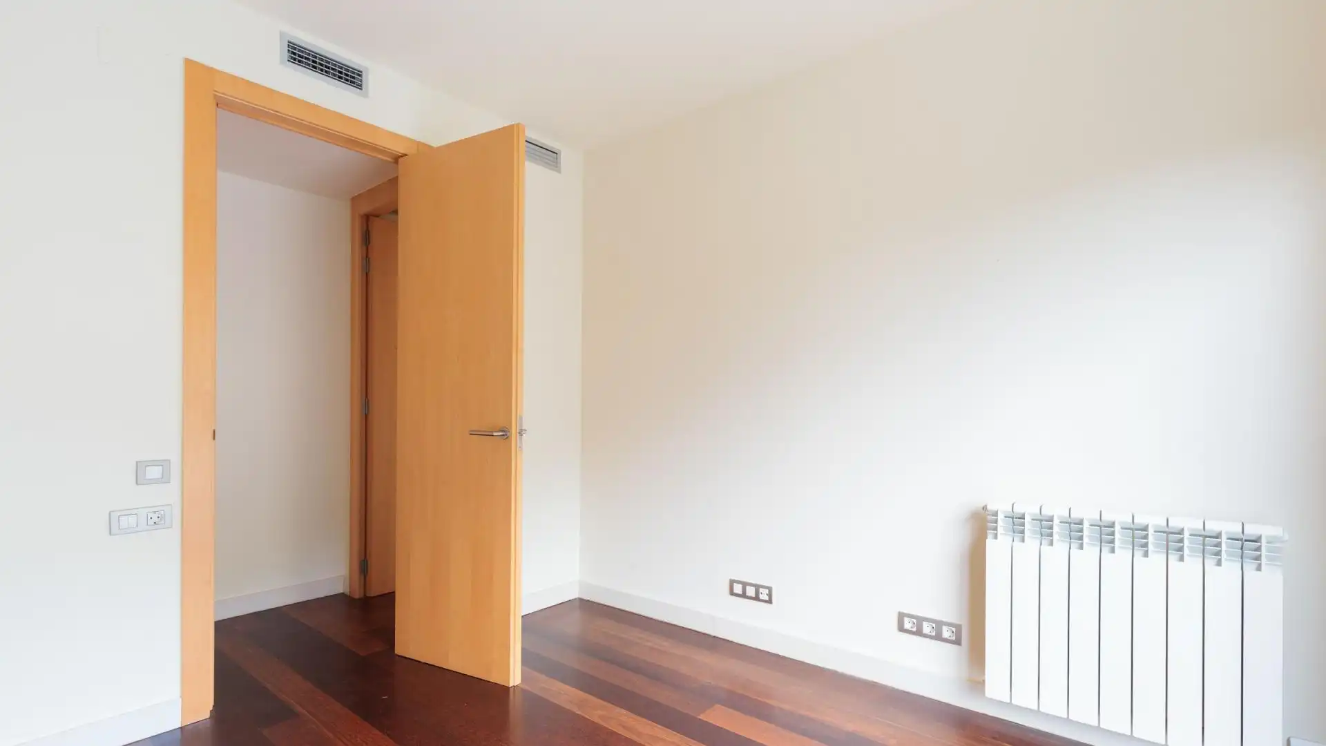 Flat for rent in Barcelona  with Private garden, Parquet flooring and Terrace