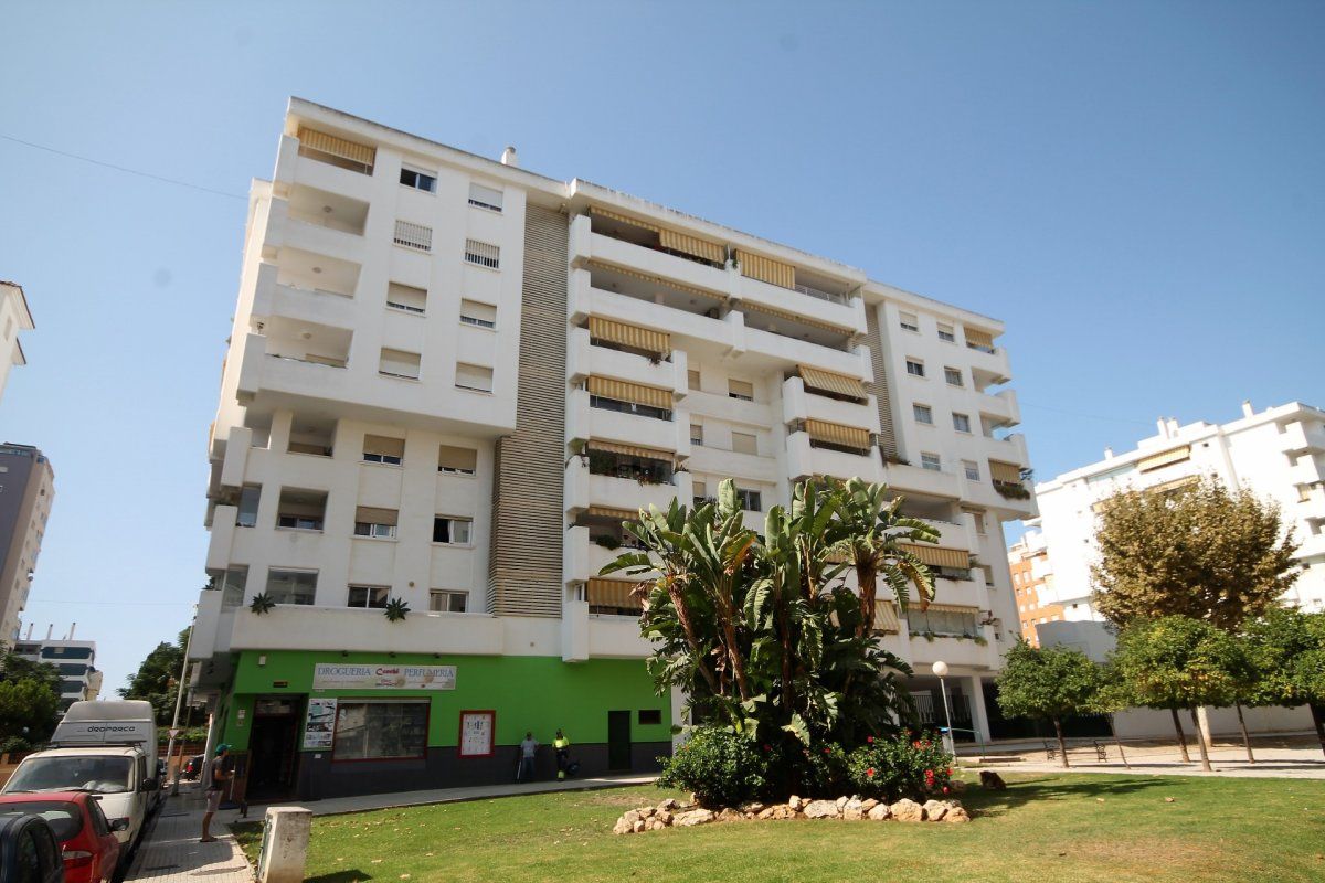 Vista exterior de Pis de lloguer en Fuengirola amb Terrassa i Piscina comunitària