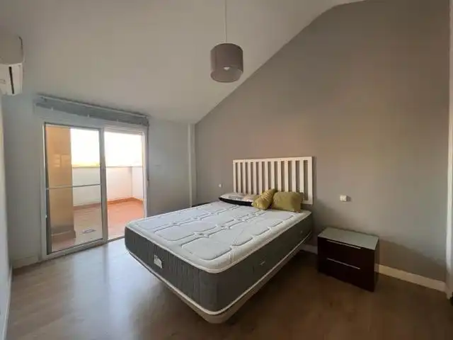 Schlafzimmer von Dachboden zur Miete in Murcia mit Klimaanlage, Heizung und Terrasse