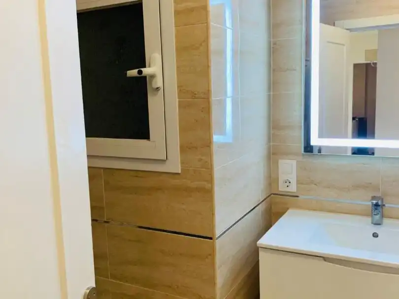 Bathroom of Flat for rent in  Palma de Mallorca  with Parquet flooring, Oven and Microwave