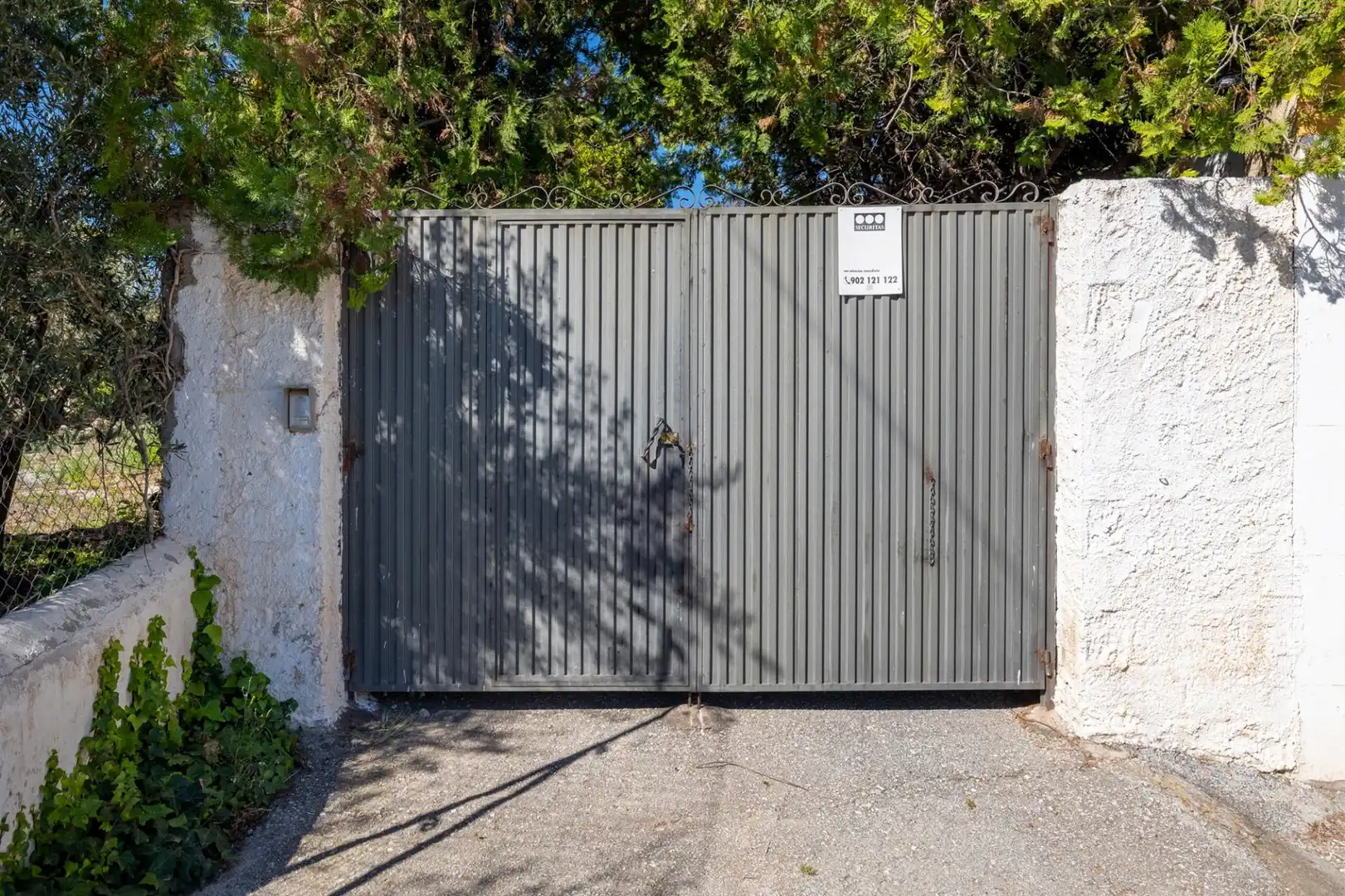 Vista exterior de Casa o xalet en venda en Baza amb Aire condicionat, Calefacció i Jardí privat
