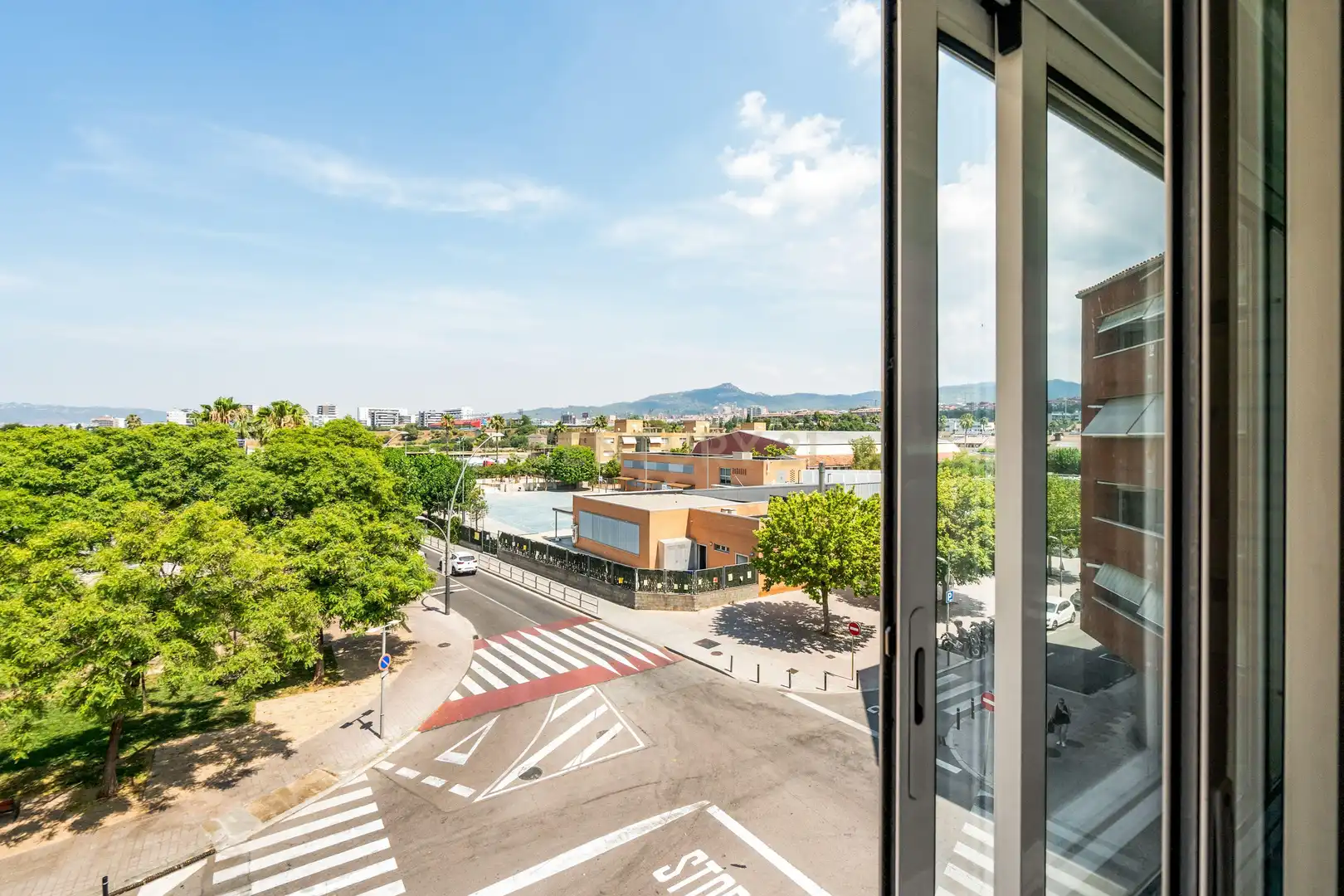 Vista exterior de Apartament en venda en Sant Joan Despí amb Aire condicionat i Piscina comunitària