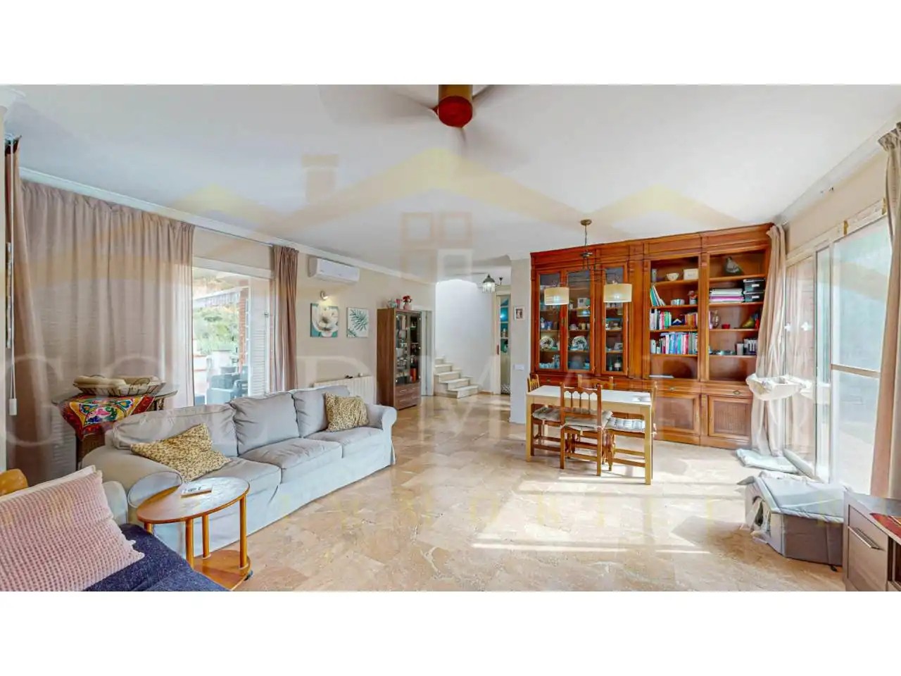 Sala d'estar de Casa o xalet en venda en Corbera de Llobregat amb Aire condicionat, Calefacció i Jardí privat